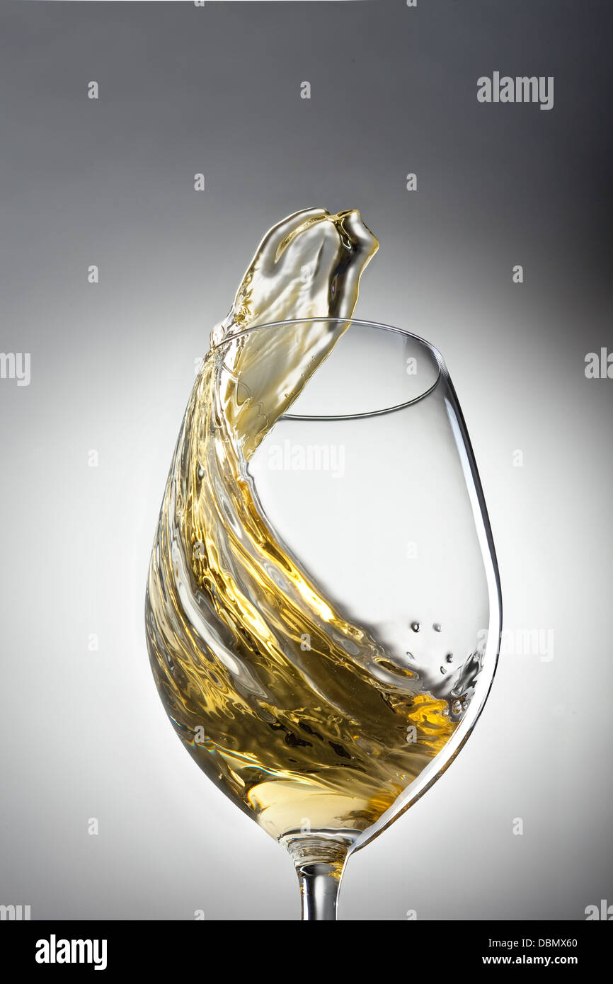 Weiß Wein Splash auf grauem Hintergrund Stockfoto