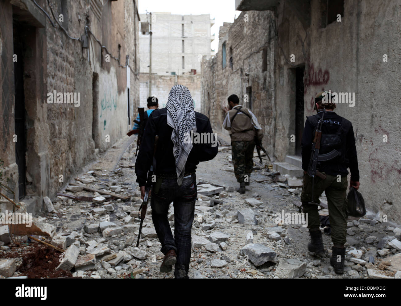 Freie Syrische Armee Fuß durch die Straßen von Aleppo, Syrien. Stockfoto