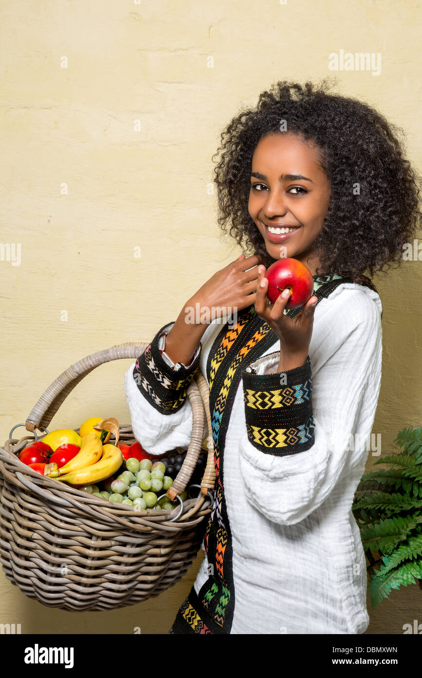 Junge hübsche äthiopische Frau trägt Tracht Stockfoto