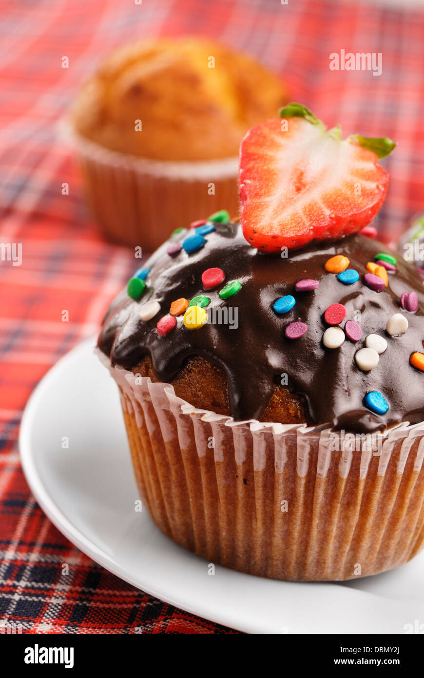 Schoko-Muffin mit Streuseln auf den weißen Teller Stockfotografie - Alamy