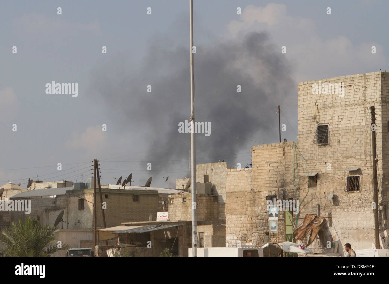 27. Oktober 2012 - Aleppo, Syrien: Rauch steigt aus Bab Al Hadid aus einem Bombenangriff MIG 23 während der Eid Al Adah. Stockfoto