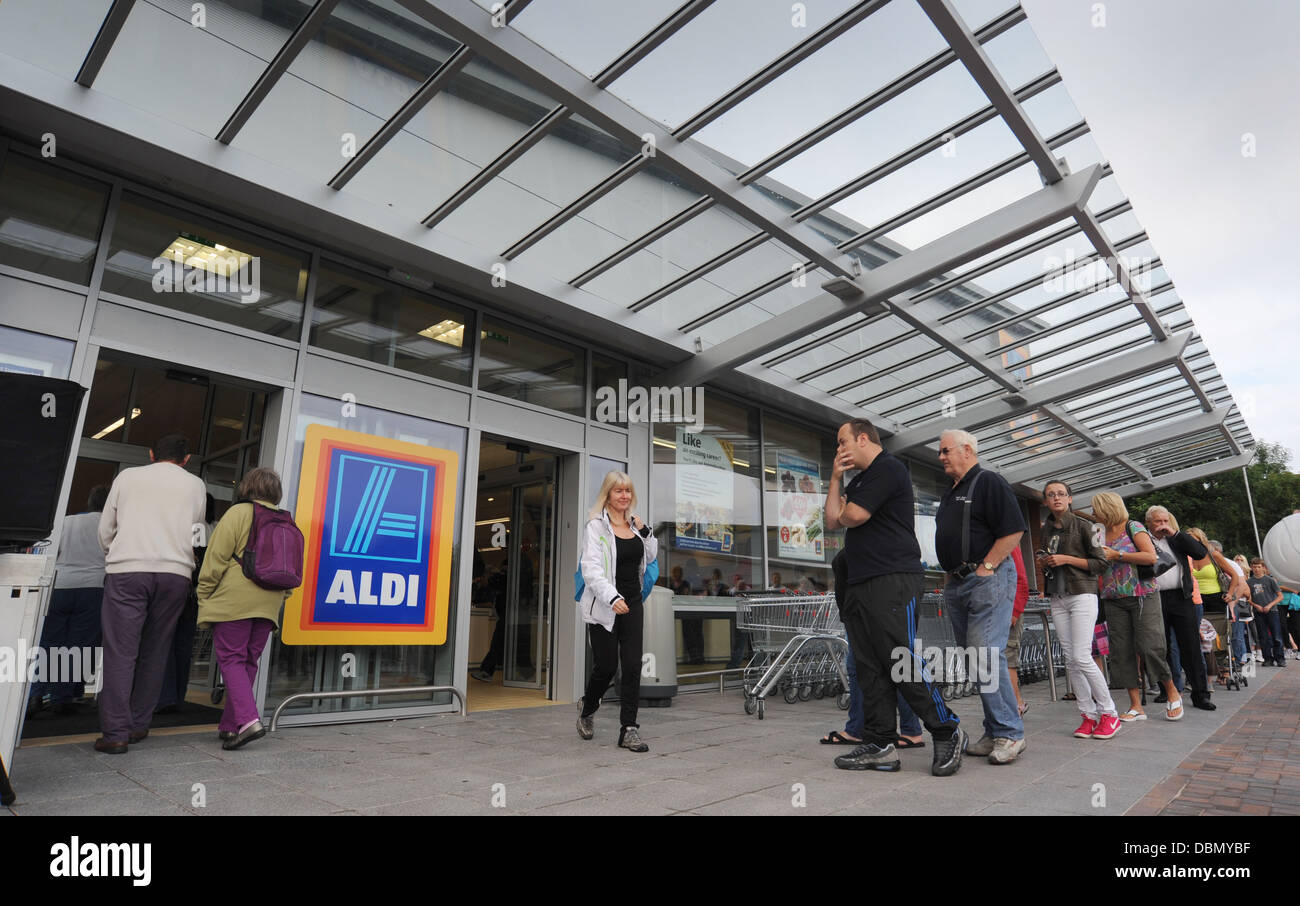 SHOPPER-WARTESCHLANGE FÜR DIE ERÖFFNUNG EINER NEUEN ALDI SUPERMARKT UK WIEDER EINKAUFEN SCHNÄPPCHEN SUPERMÄRKTE GESCHÄFTE WIRTSCHAFT EINKOMMEN WERT UK Stockfoto