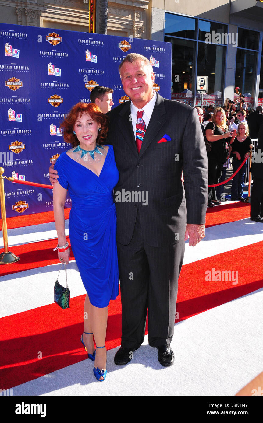 Reb Brown "das Original" Captain America und Frau Cisse Cameron Los Angeles-Premiere von "Captain America: The First Avenger" am El Capitan Theater - Ankünfte Hollywood, Kalifornien - 19.07.11 Stockfoto