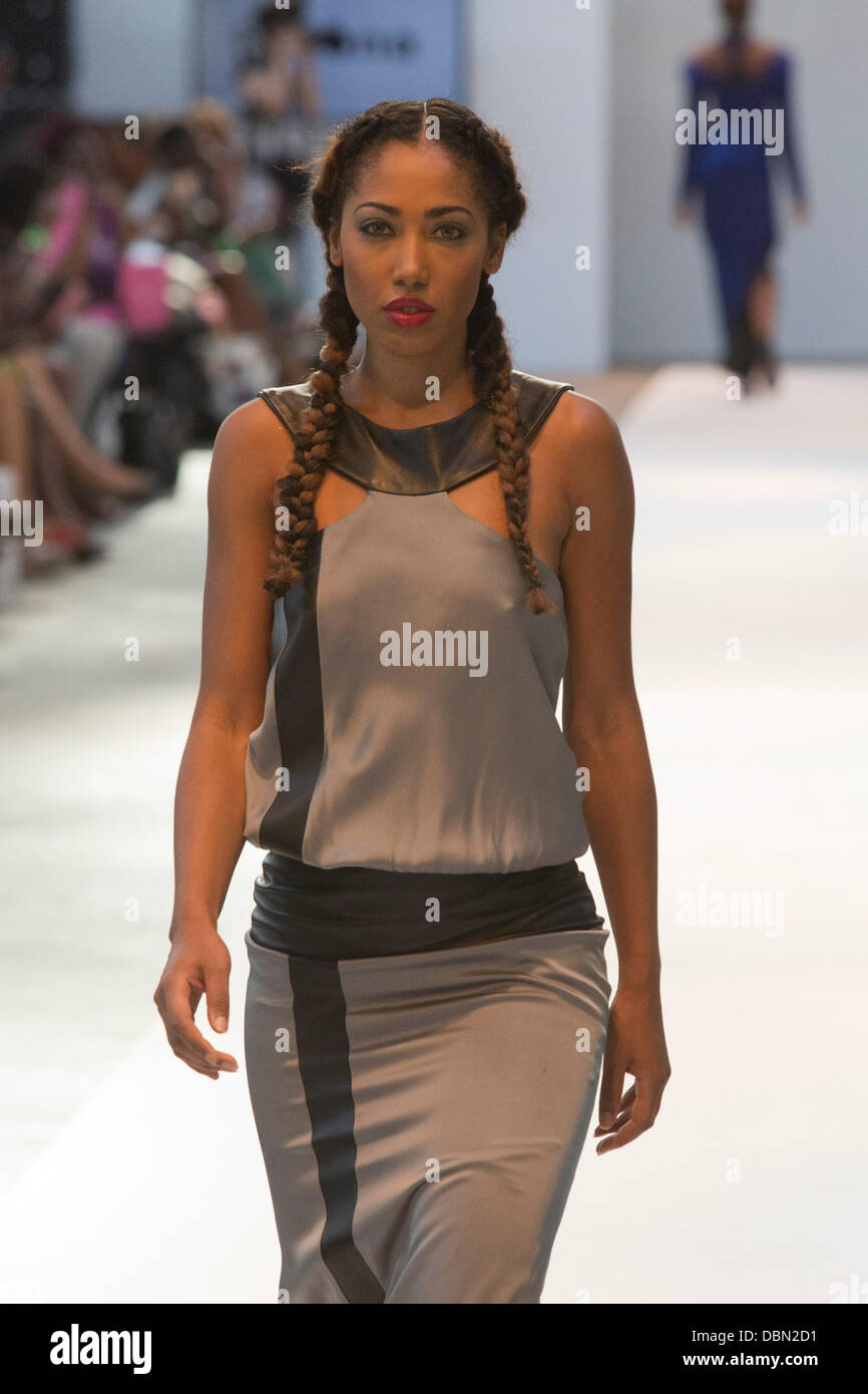 London, UK. 1. August 2013. Model auf dem Laufsteg für Designer Ferona. Africa Fashion Woche London (AFWL) Laufsteg zeigt in der Truman Brauerei, London. Foto: CatwalkFashion/Alamy Live-Nachrichten Stockfoto