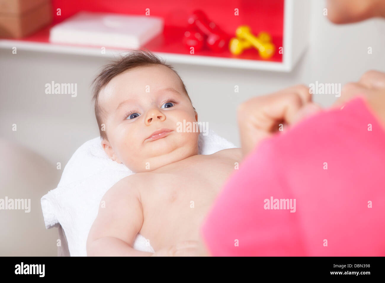 Osteopath behandelnden Baby Boy, Munich, Bavaria, Germany Stockfoto