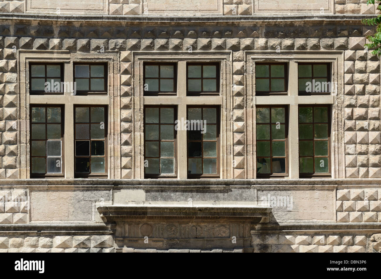 Dreifaches Stone-Framed Mittelalterfenster von Maison Diamantée, früher Hôtel de Saboulin Bollena (c16-17.) Mittelalterhaus Marseille Provence Frankreich Stockfoto