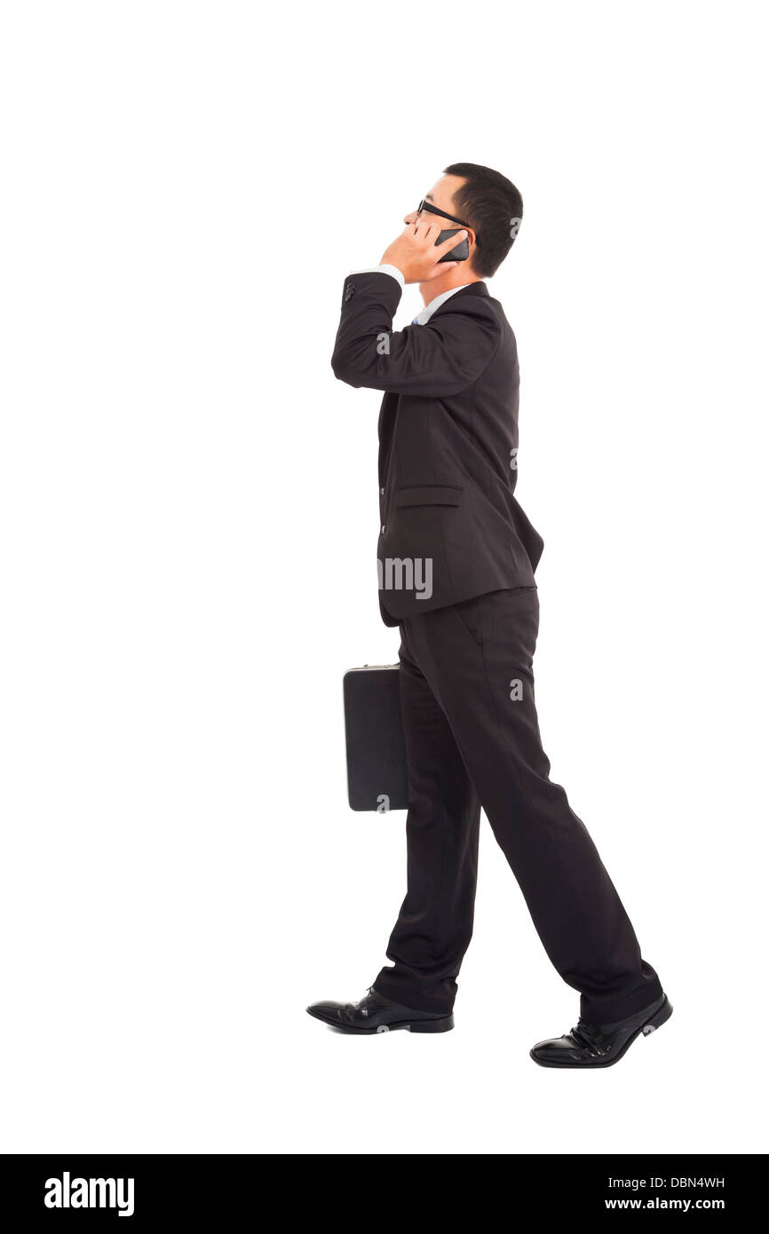 Business-Mann zu Fuß und am Telefon sprechen Stockfoto