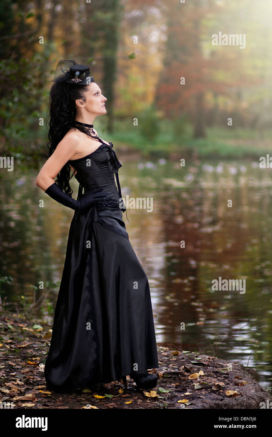Junge Frau im gotischen Stil Mode steht an der Uferpromenade, Kroatien, Europa Stockfoto