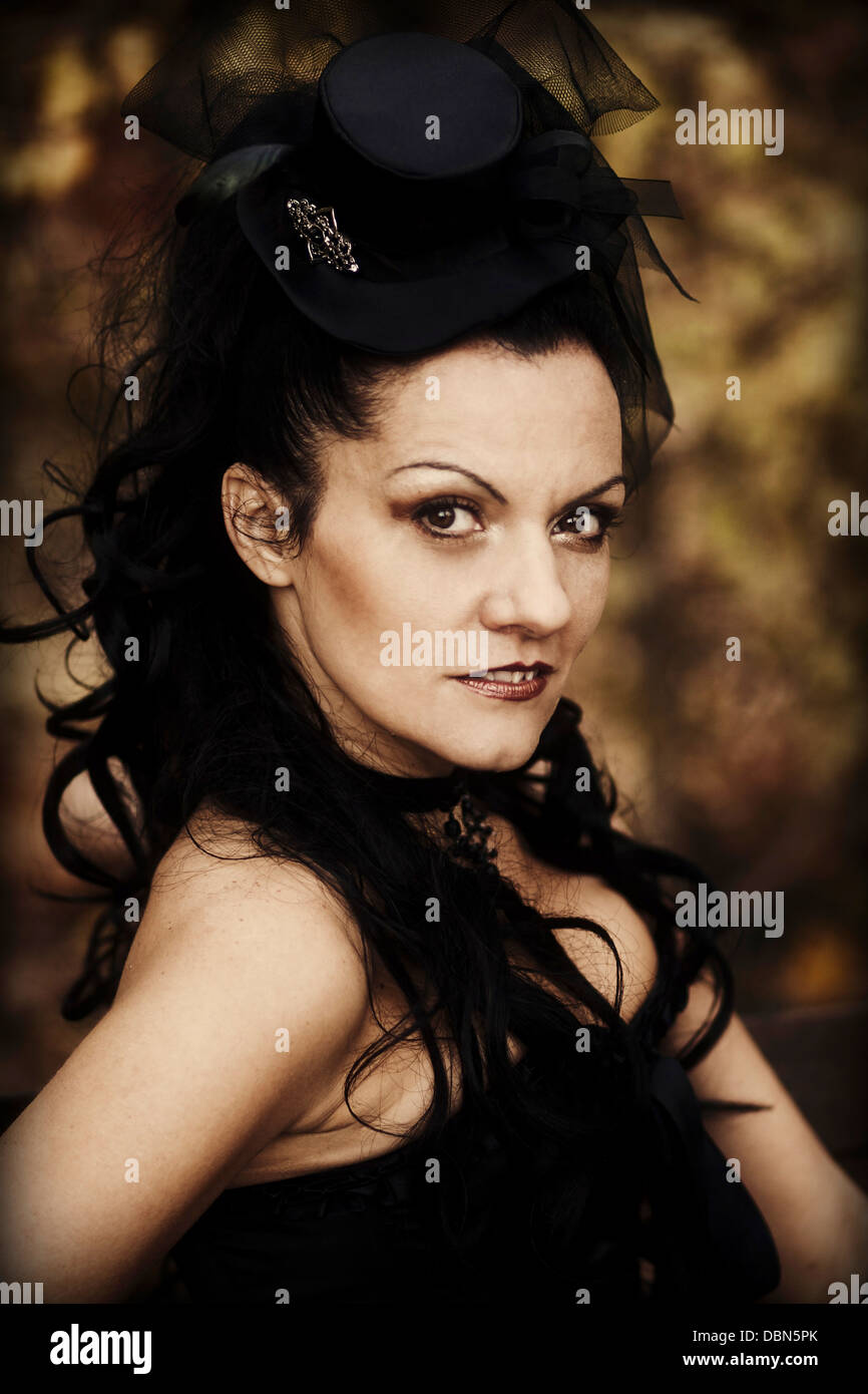 Junge Frau im gotischen Stil Mode Blick auf Kamera, Kroatien, Europa Stockfoto