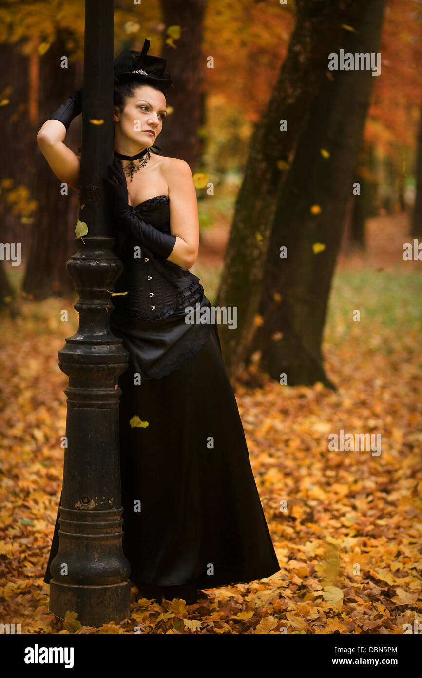 Junge Frau im gotischen Stil Mode gelehnt Lampe, Kroatien, Europa Stockfoto