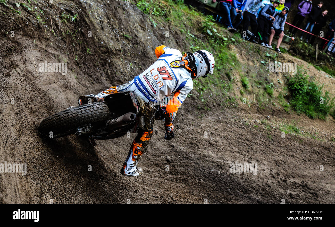 Super Moto-Rennen in Bilstain, Belgien. 1 Fahrer mit einem Fuß in einer Kurve auf den Schmutz Teil der Strecke. Stockfoto