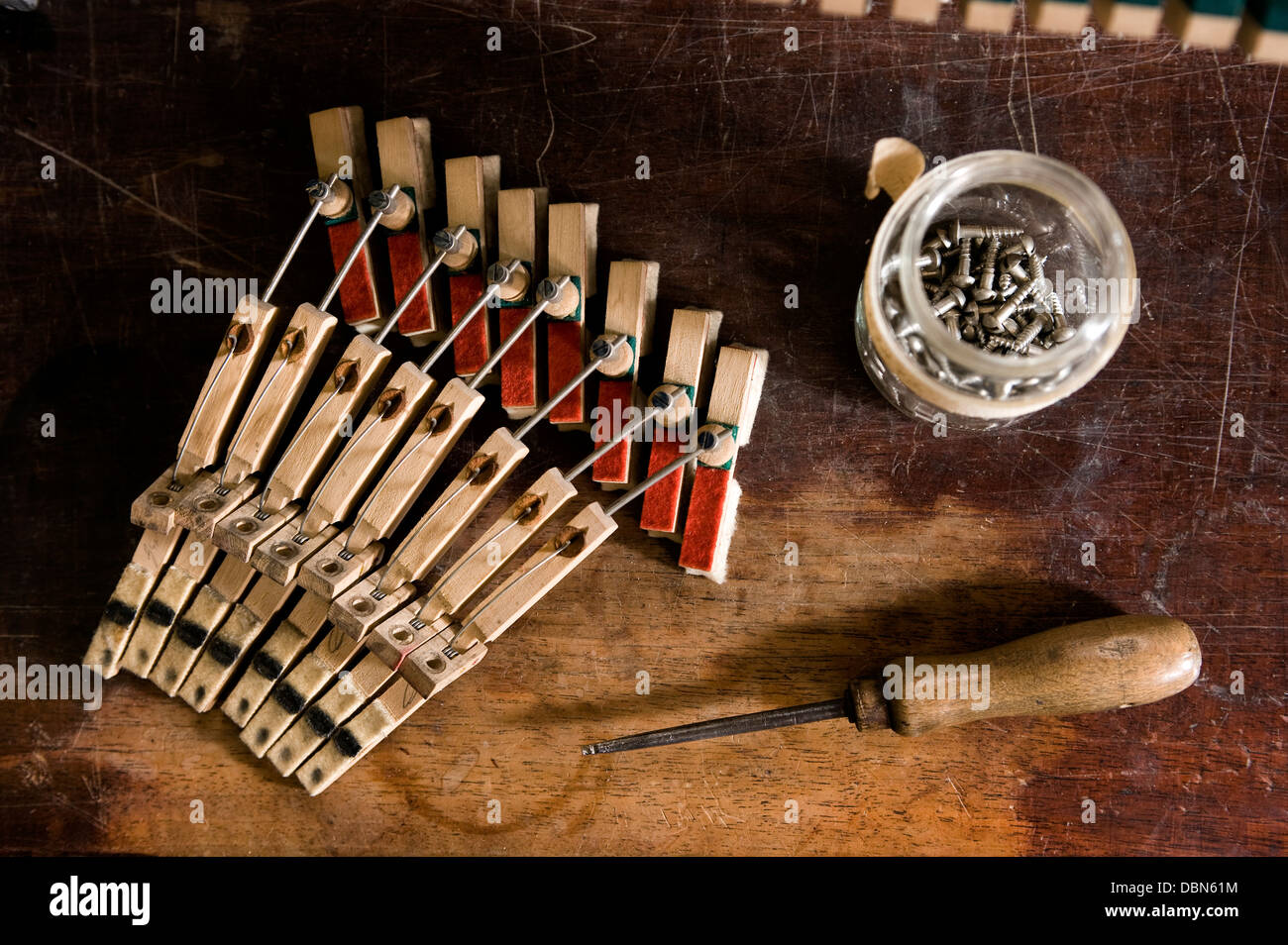 Musikalischer Mechanismus eines Klaviers neben Arbeitsgerät, Regensburg, Bayern, Deutschland Stockfoto