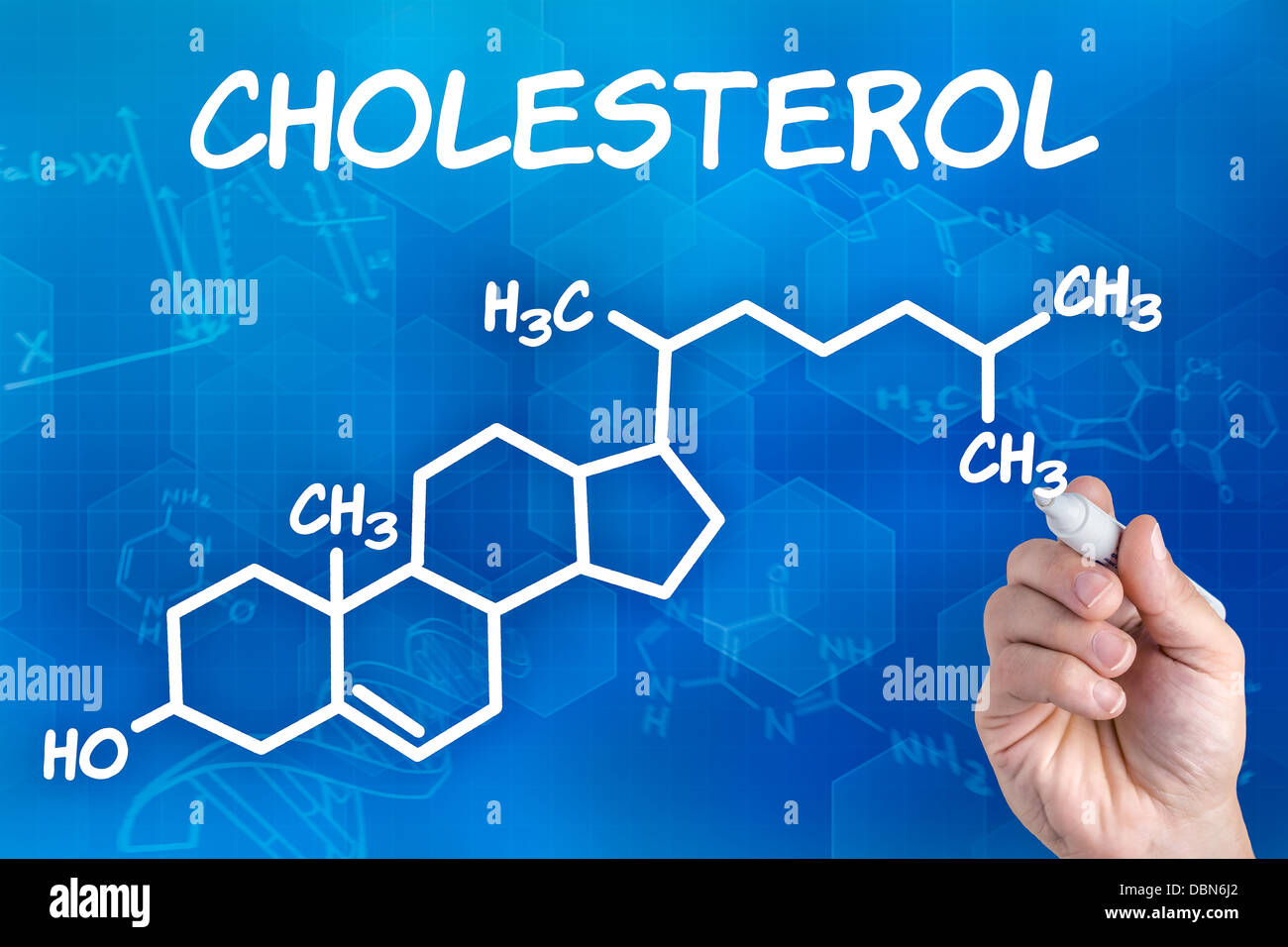 Hand mit Federzeichnung die chemische Formel von Cholesterin Stockfoto