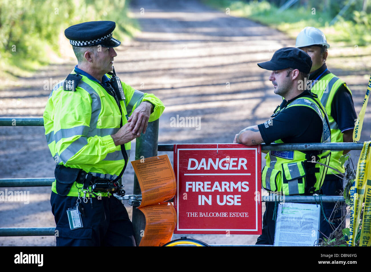 Balcombe, West Sussex, UK. 1. August 2013. Beziehungen zwischen der Polizei und Cuadrilla Mitarbeiter sind herzlich. Das Tor wird durch ein altes Feuerwehrauto Gefahren und dann deaktiviert, indem die Frack-Kämpfer früh blockiert.  Sie sind eine Gruppe von ökologischen Demonstranten und Tamsin Omond enthalten. Anti-Fracking weiter Demonstranten ihre Blockade der Cuadrilla Test Bohrmaschine in der Nähe von Balcombe, West Sussex, UK. 1. August 2013. Bildnachweis: Guy Bell/Alamy Live-Nachrichten Stockfoto