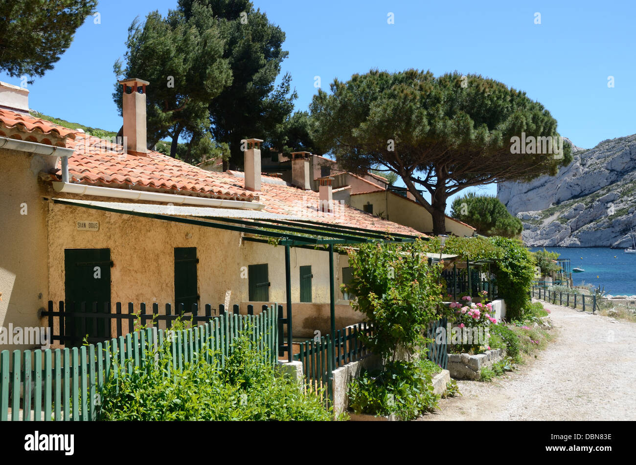 Cabanons oder Urlaub Hütten am Sormiou Calanque in den Calanques Nationalpark in der Nähe von Marseille Provence Frankreich Stockfoto