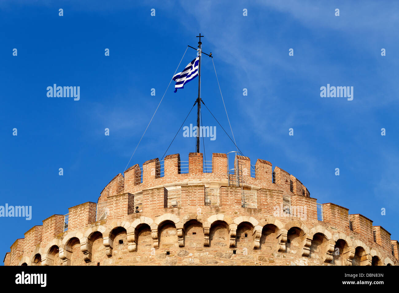 weißer Turm mit Fahne, Thessaloniki Griechenland Stockfoto