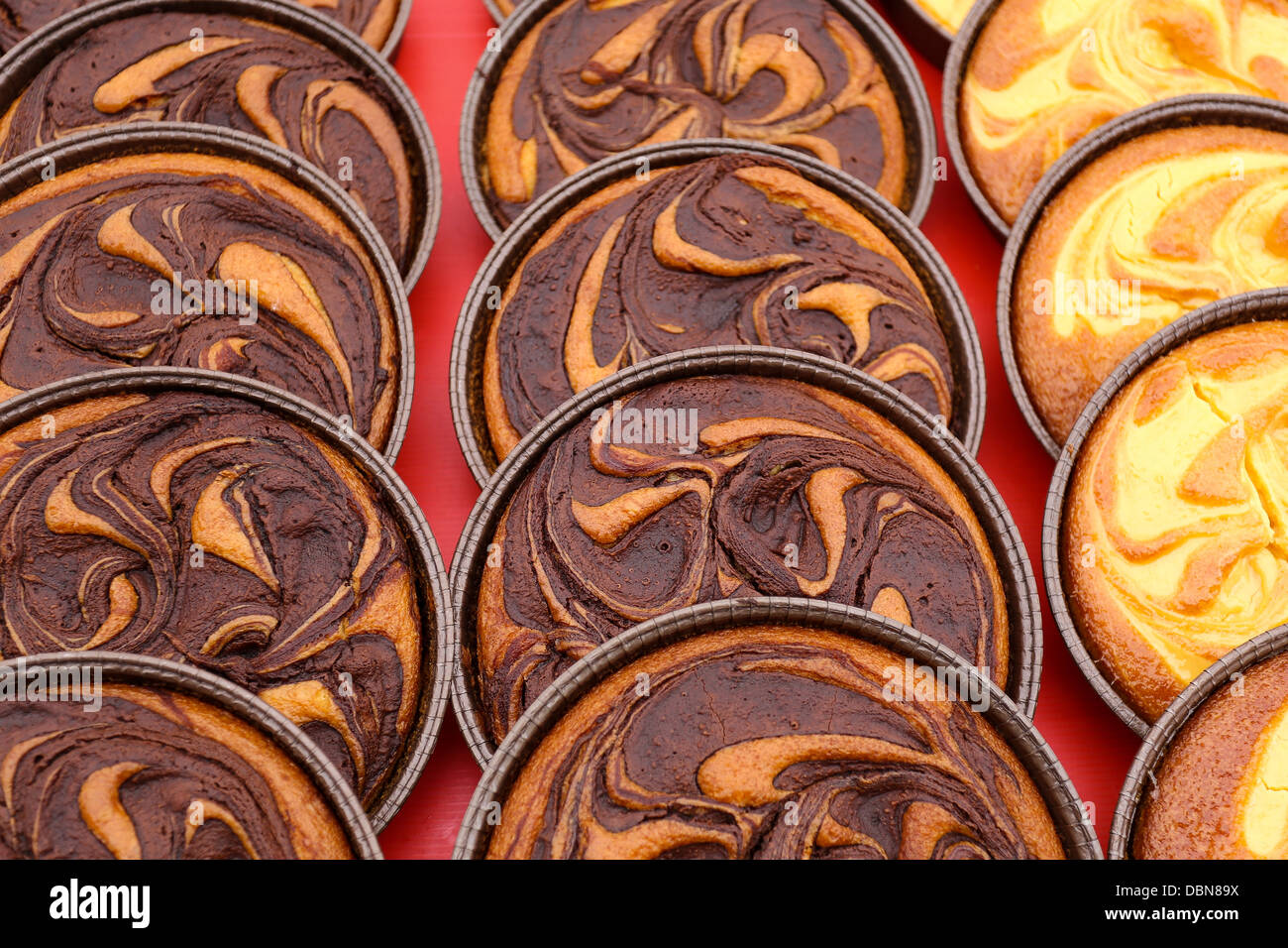 Schokolade Kuchen und Pudding Sahne Torten auf dem display Stockfoto