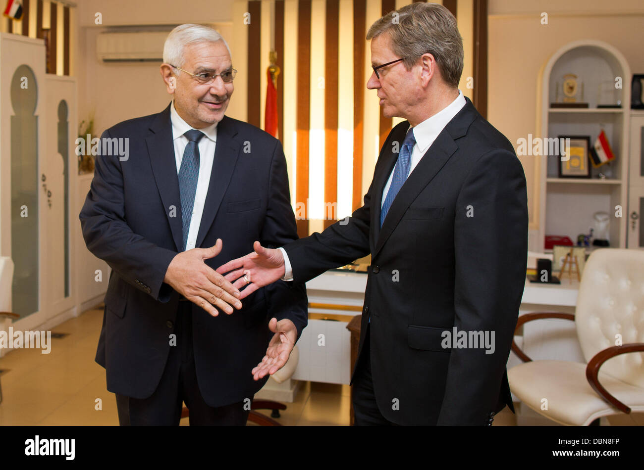 Bundesaußenminister Guido Westerwelle (FDP, R) im Gespräch mit dem Vorsitzenden der Partei Masr El Kaweya, Abdel Moneim Aboul Fotouh, in Kairo, Ägypten, 2. August 2013. Westerwelle ist derzeit in Kairo für politische Gespräche mit Vertretern der Regierung und der Opposition. Foto: MICHAEL KAPPELER Stockfoto