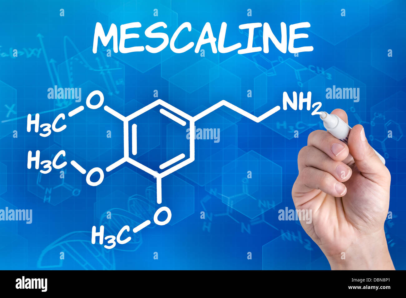 Hand mit Federzeichnung die chemische Formel von Meskalin Stockfoto