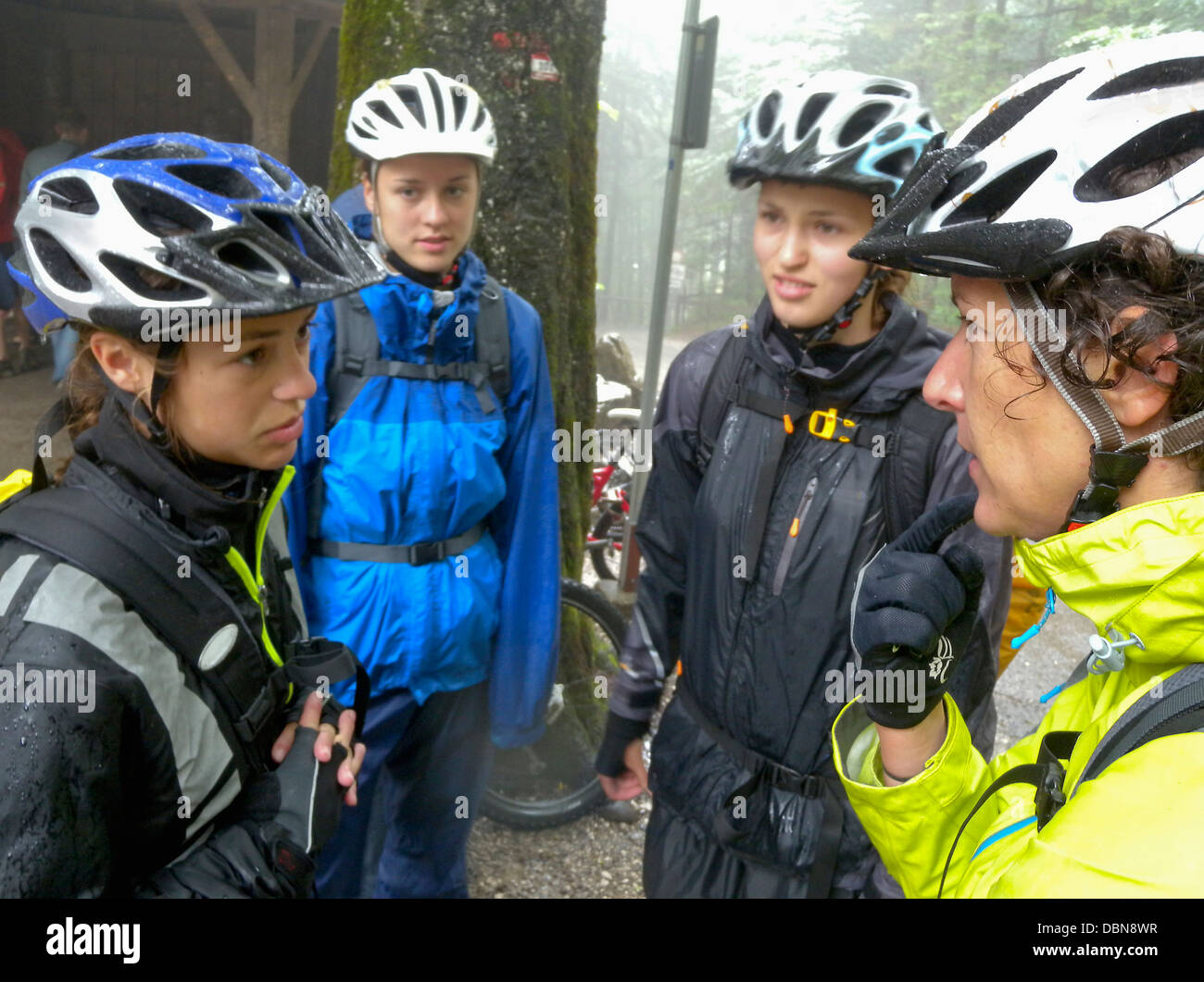Mountainbiker Talking To Each Other, Schwangau-Bleckenau, Bayern, Deutschland Stockfoto