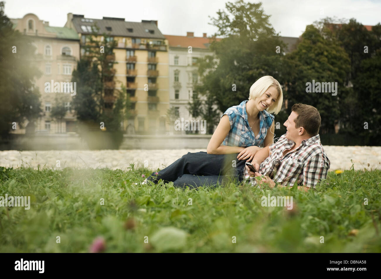 Junges Paar entspannt im Freien, München, Bayern, Deutschland Stockfoto