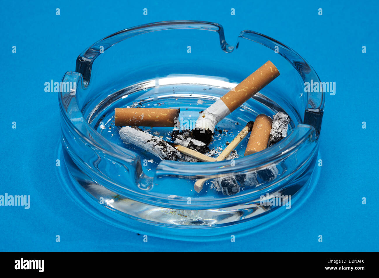 Aschenbecher mit Stubs, Zigaretten Stockfoto