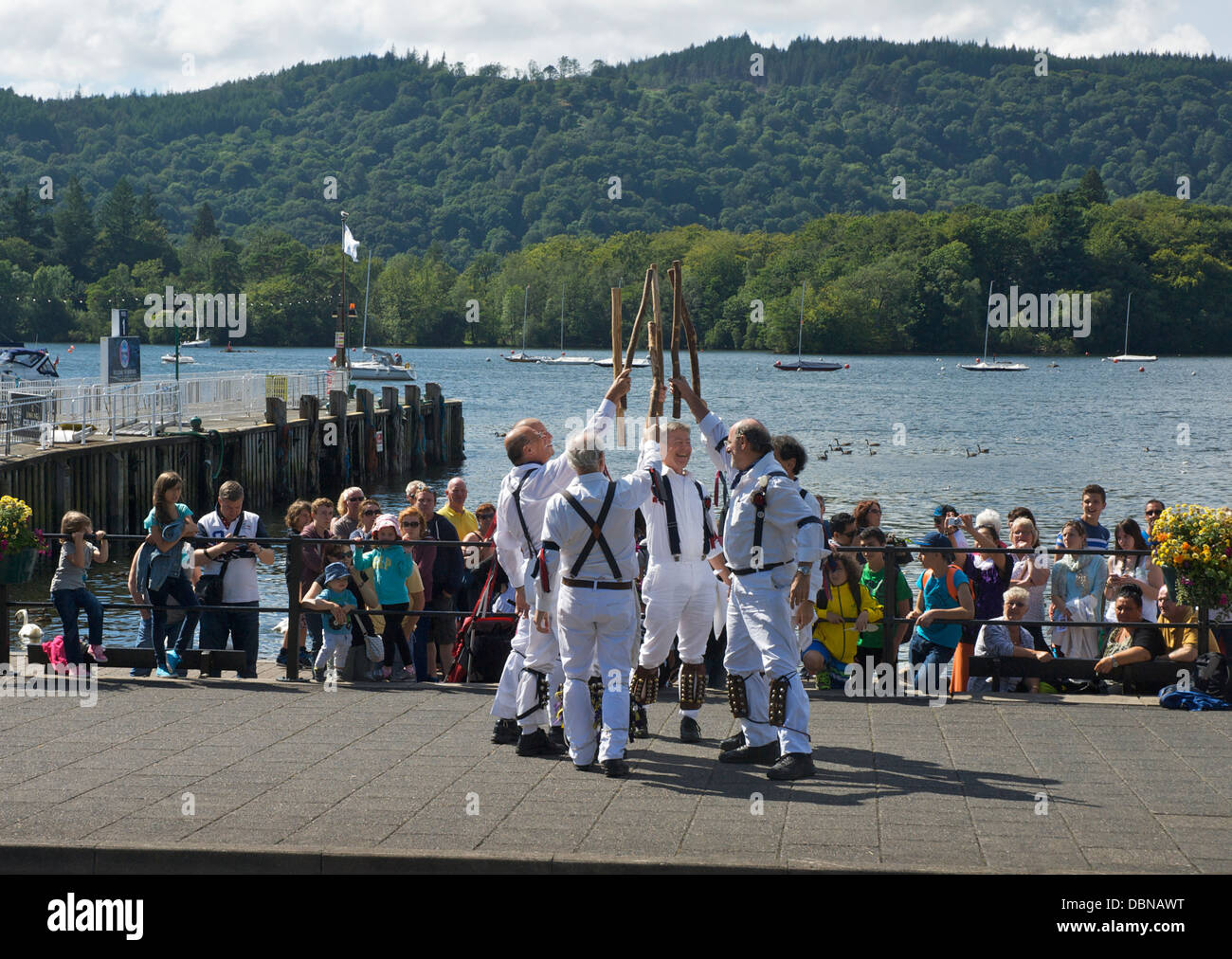 Mitglieder der amerikanischen Reisen Morrice Tanz bei Bowness, Lake Windermere, Lake District, Cumbria, England UK Stockfoto