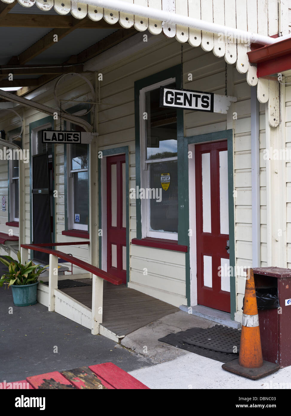 dh KAWAKAWA Neuseeland Bay of Islands Vintage Railway Railway Station Damen Herren Toiletten Stockfoto
