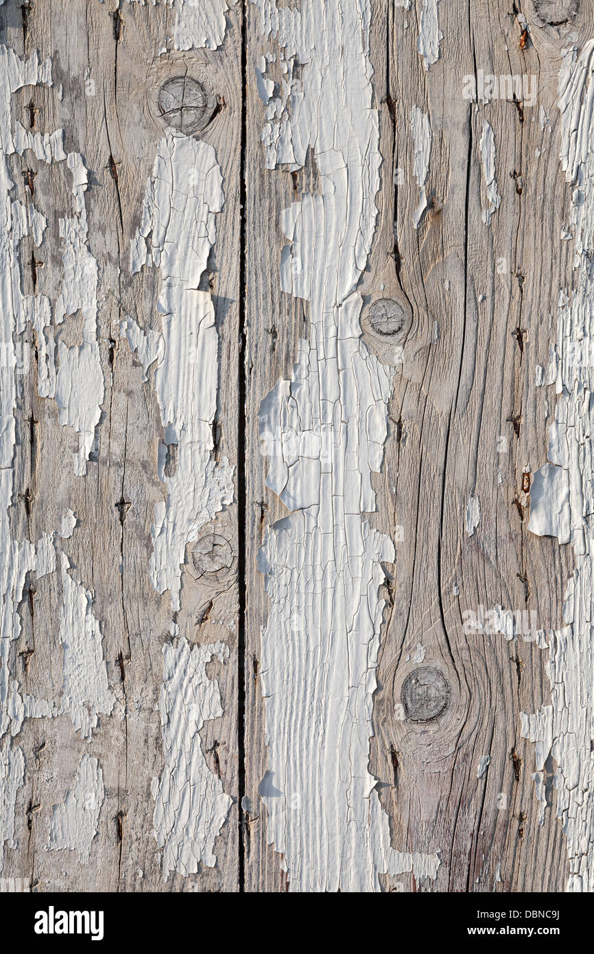Alten verwitterten Holzwand mit abblätternde Farbe. Vertikale Foto Hintergrundtextur Stockfoto