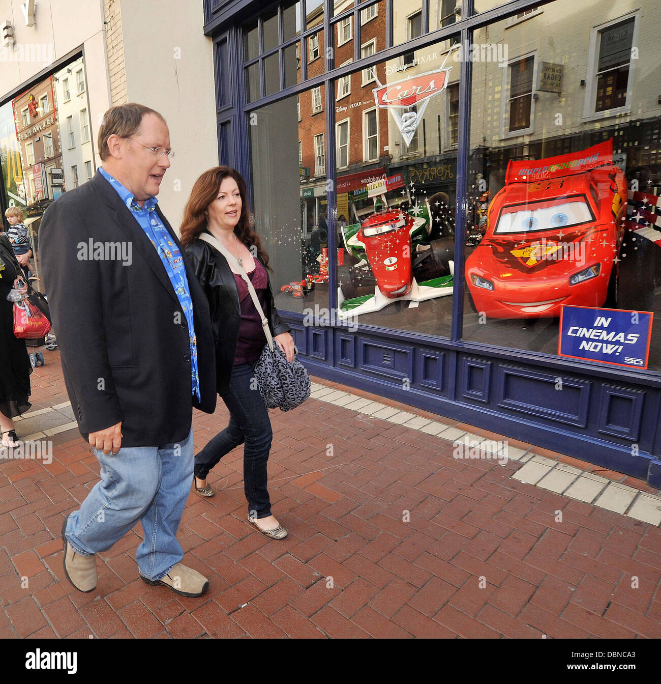 Animator, Director und chief creative Officer bei Pixar und Walt Disney Animation Studios John Lasseter kommt im Disney Store auf der Grafton Street ein Pixar Cars 2 t-Shirt Dublin, Irland - 25.07.11 JOHN LASSETER, CEO von PIXAR und Schriftsteller, Regisseur und Schauspieler der solche Filme wie Autos und CARS 2 & alle THE TOY STORY Filme Ankunft AT THE DISNEY STORE ON GRAFTON STREET WEA Stockfoto