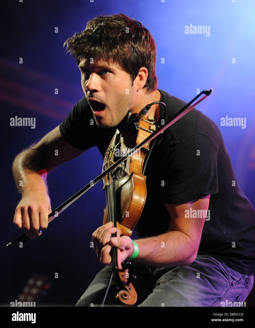 Seth Lakeman führt auf der Bühne Volksfest von der Eiche. Hatfield, England - 24.07.11 Stockfoto