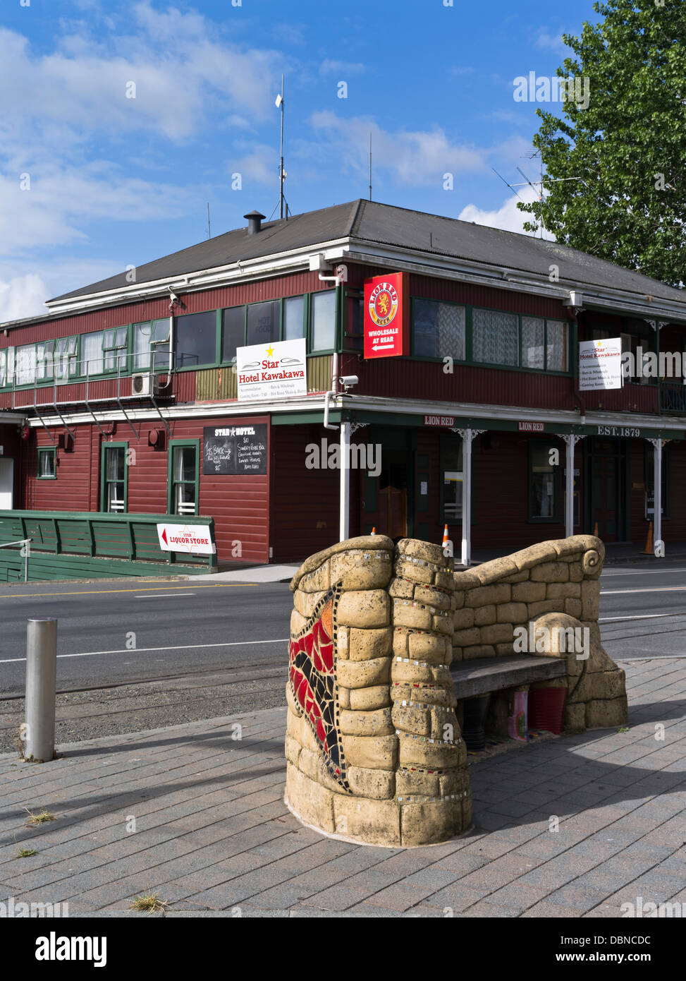 dh KAWAKAWA Neuseeland Arty Stadt Sitzbänken und New Zealand Pub Star Inn Hotel Stockfoto