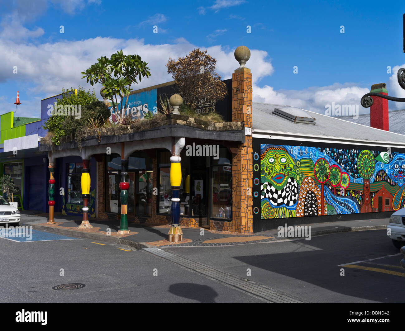 dh KAWAKAWA Neuseeland Arty Stadt bunte Geschäft Gebäude, Einrichtung und Wand Wandbild Stockfoto