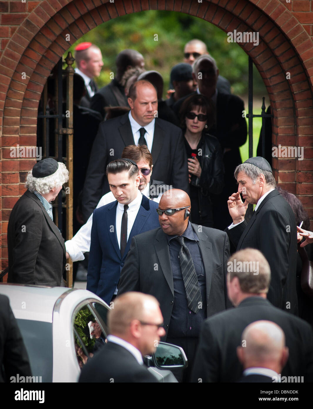 photo Reg Traviss Amy Winehouse Funeral https www alamy de stockfoto reg traviss die einascherung von amy winehouse in golders green krematorium london england 260711 58863887 html