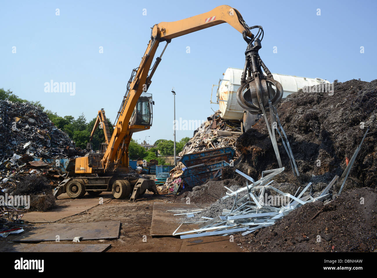 Kran Sortierung durch Schrott am Schrottplatz Vereinigtes Königreich Stockfoto