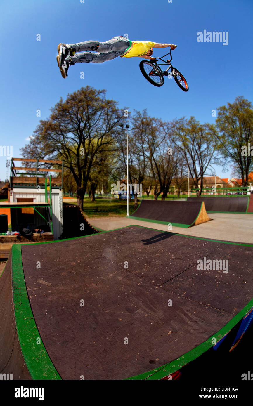 Teenager tun BMX Bike Stunt im Skateboard Park, Osijek, Kroatien, Europa Stockfoto