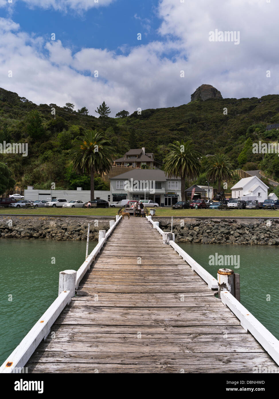 dh WHANGAROA Neuseeland Northland Hafenpier hölzerne Häuser Steg Stockfoto