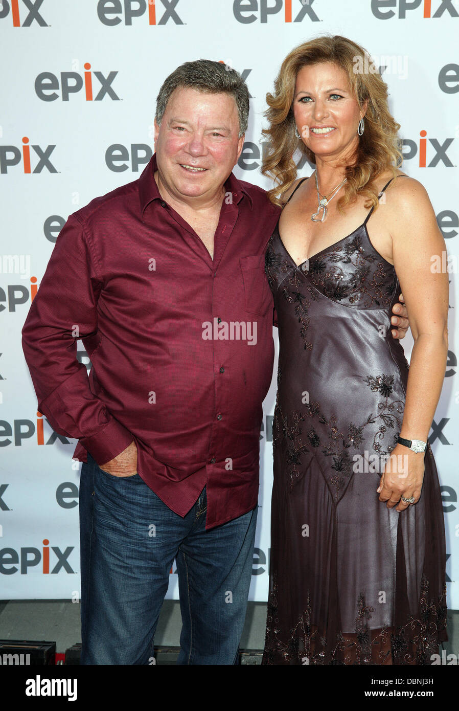William Shatner mit seiner Frau Elizabeth Anderson EPIX gratis Outdoor-Screening von "The Captains' im USS Intredpid Sea, Air and Space Museum New York City, USA - 30.07.11 Stockfoto