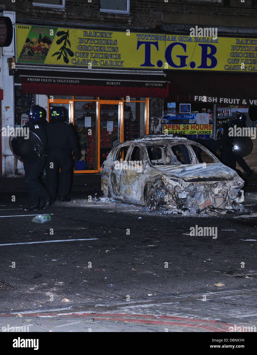 Im Bild: Ausgebrannt Polizeiauto Randalierer in Tottenham, Nord-London, haben zündeten zwei Polizeiwagen, ein Doppeldeckerbus und verschiedene Geschäfte nachdem eine Demonstration vor der örtlichen Polizeistation gewalttätig geworden. 120 Demonstranten marschierten anspruchsvolle Antworten, nachdem Mark Duggan am Freitag, 5. August durch Schüsse in einem Austausch mit Polizisten getötet wurde. London, England - 06.08.11 Stockfoto