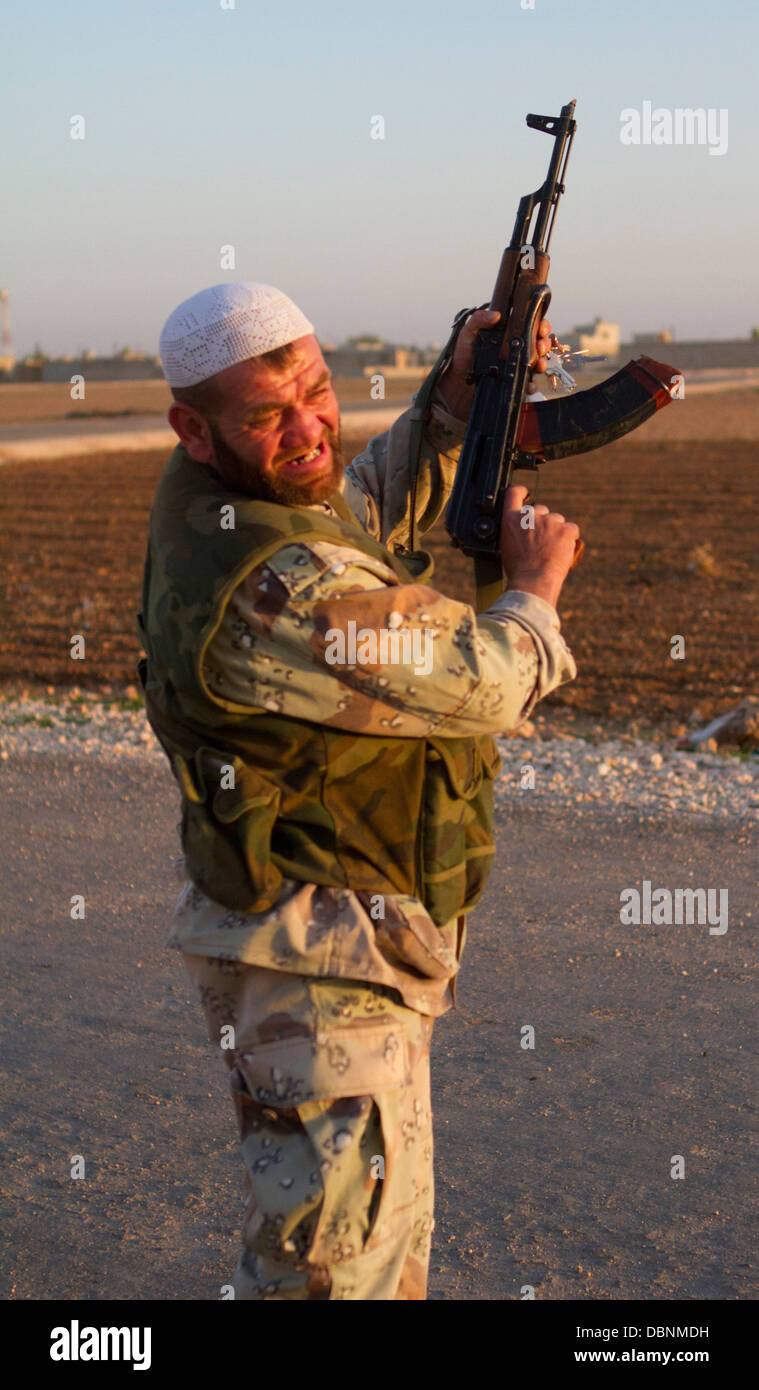 Ein Freie Syrische Armee Rebellen feuert seine AK-47 in der Luft in Aleppo, Syrien. Stockfoto