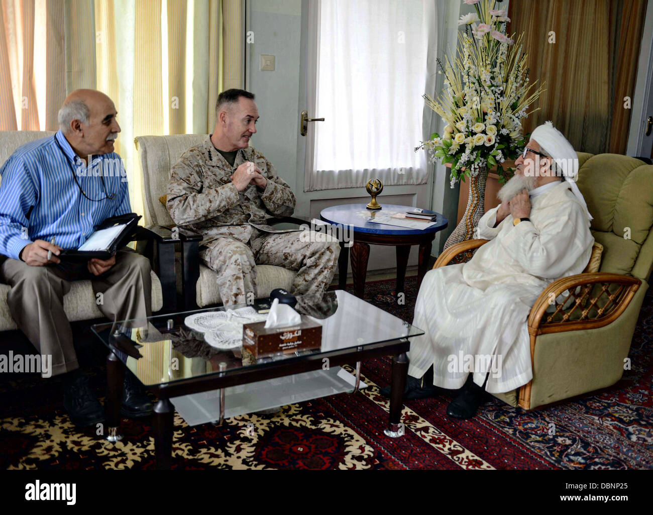 US Marine Corps General Joseph F. Dunford Jr., Kommandeur der International Security Assistance Force besucht Sebghatullah Mojaddedis, ehemaliger Präsident von Afghanistan und der Vorsitzende des Oberhauses des Parlaments 30. Juli 2013 in Kabul, Afghanistan. Stockfoto