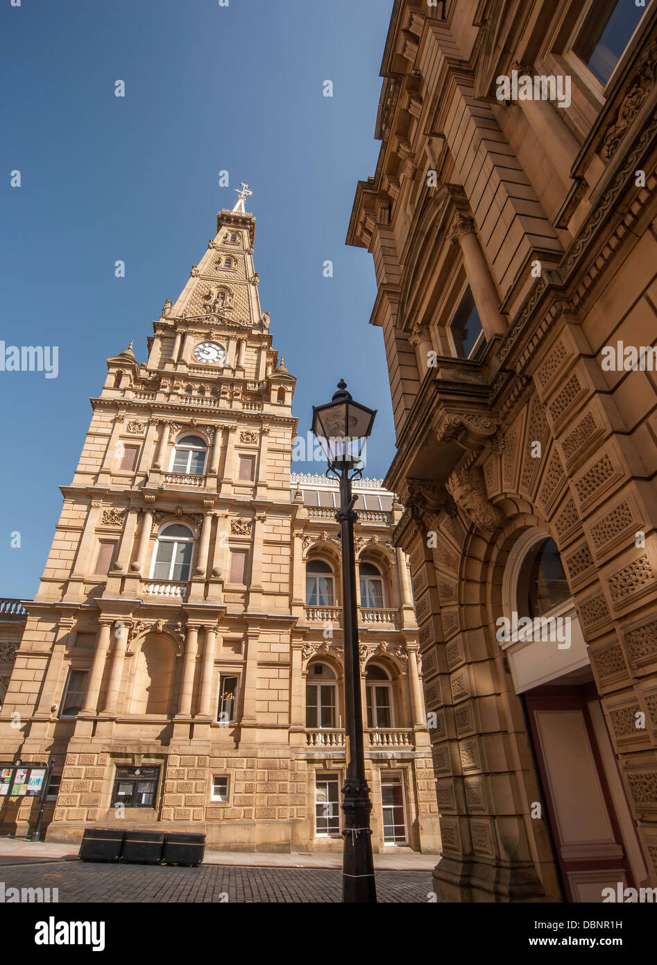 die beeindruckende Südfassade von Halifax aus Sandstein gebaut, Rathaus Stockfoto