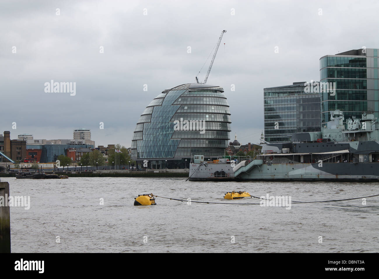 Der Themse mit dem Bürgermeister von London H M S Belfast und des Amtes. Stockfoto