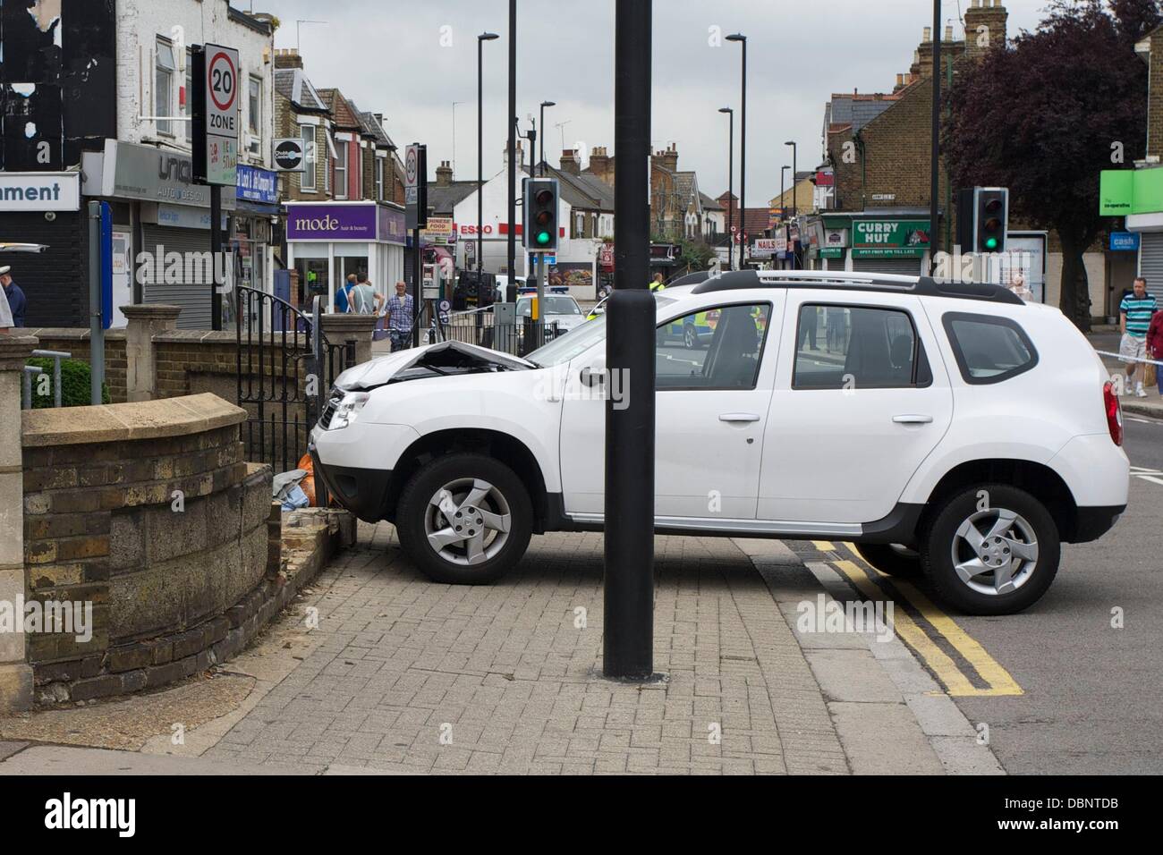 Enfield, Großbritannien. 2. August 2013.  Verkehrsunfall verursacht Auto, Wand der Lancaster Road URC Kirche zu zerschlagen. Ein Mann wurde in ein Krankenhaus geflogen. 2. August 2013 Kredit: Nathan Hulse/Alamy Live-Nachrichten Stockfoto