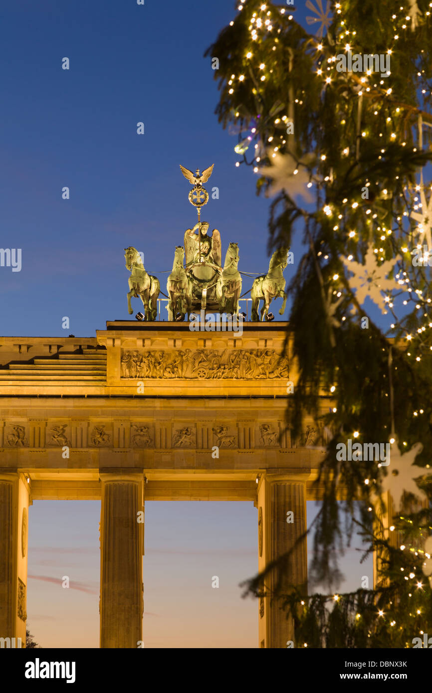 Beleuchtete Weihnachtsbaum und dem Brandenburger Tor am quadratischen Pariser Platz in Berlin am Abend, Nahaufnahme, detail Stockfoto