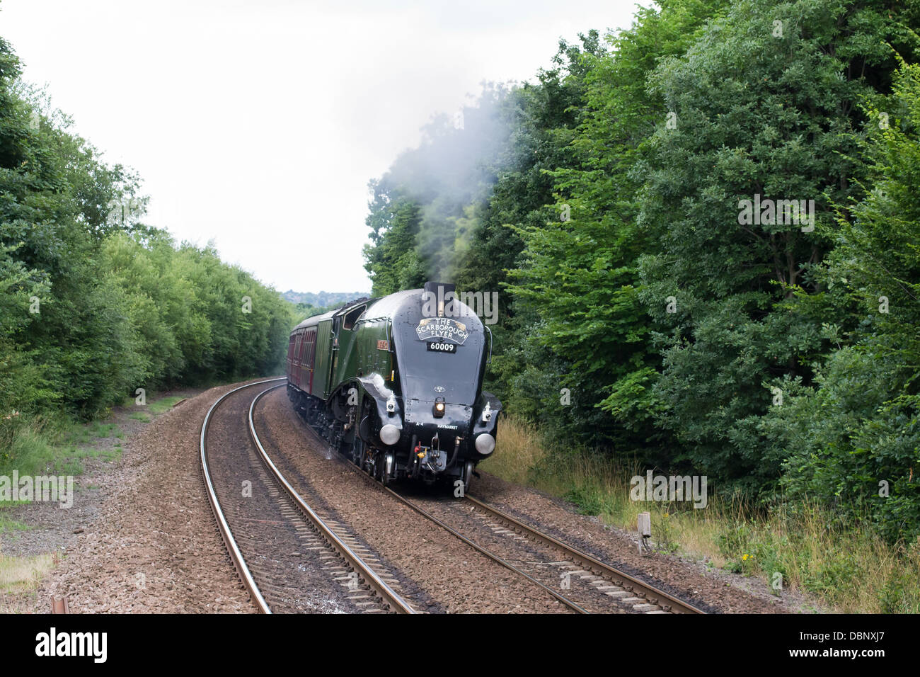 Dampflok zieht einen Personenzug auf der Hauptstrecke Huddersfield in West Yorkshire, England, UK Stockfoto