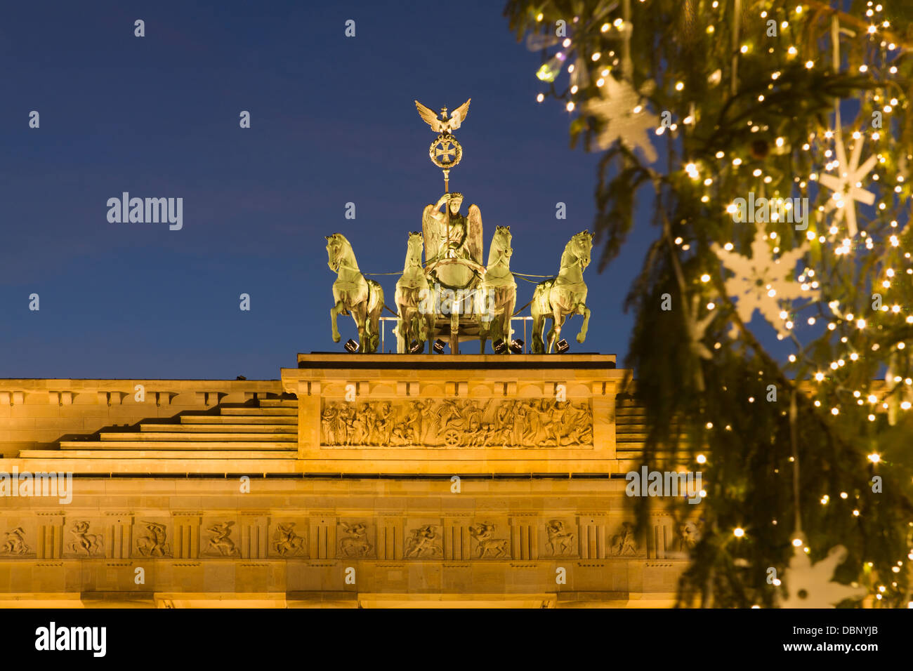 Beleuchtete Weihnachtsbaum und dem Brandenburger Tor am quadratischen Pariser Platz in Berlin am Abend, Nahaufnahme, detail Stockfoto