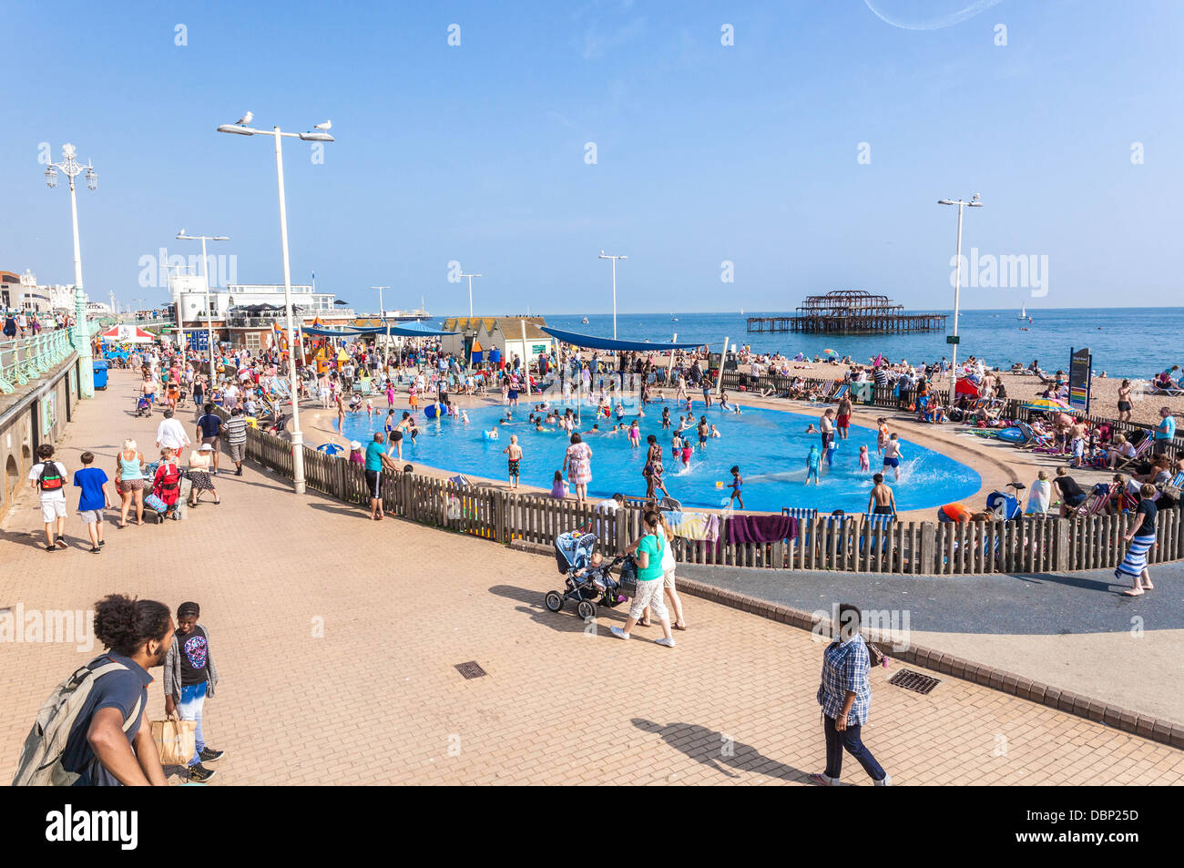 Besucher, die Spaß an einer sonnigen Promenade haben, Brighton, Sussex, England, Großbritannien. Stockfoto
