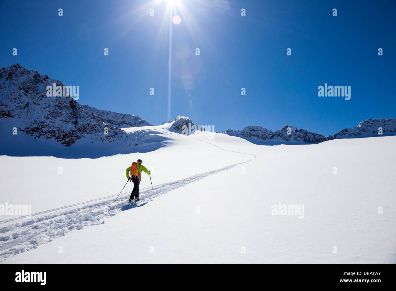 Skifahrer, die zu Fuß über Gletscher, Stubaital, Tirol, Österreich Stockfoto