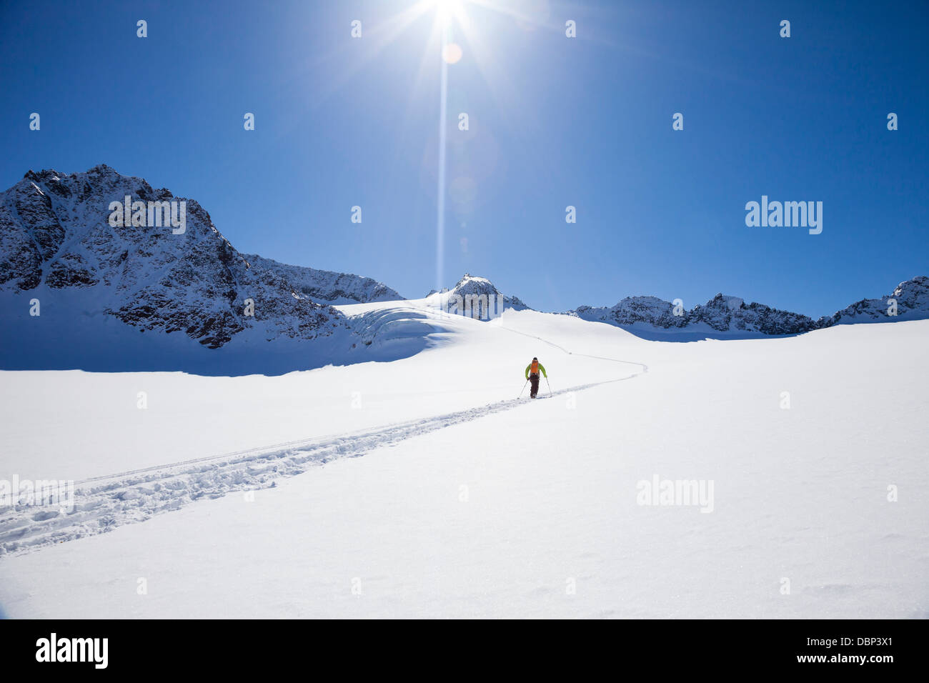 Skifahrer, die zu Fuß über Gletscher, Stubaital, Tirol, Österreich Stockfoto